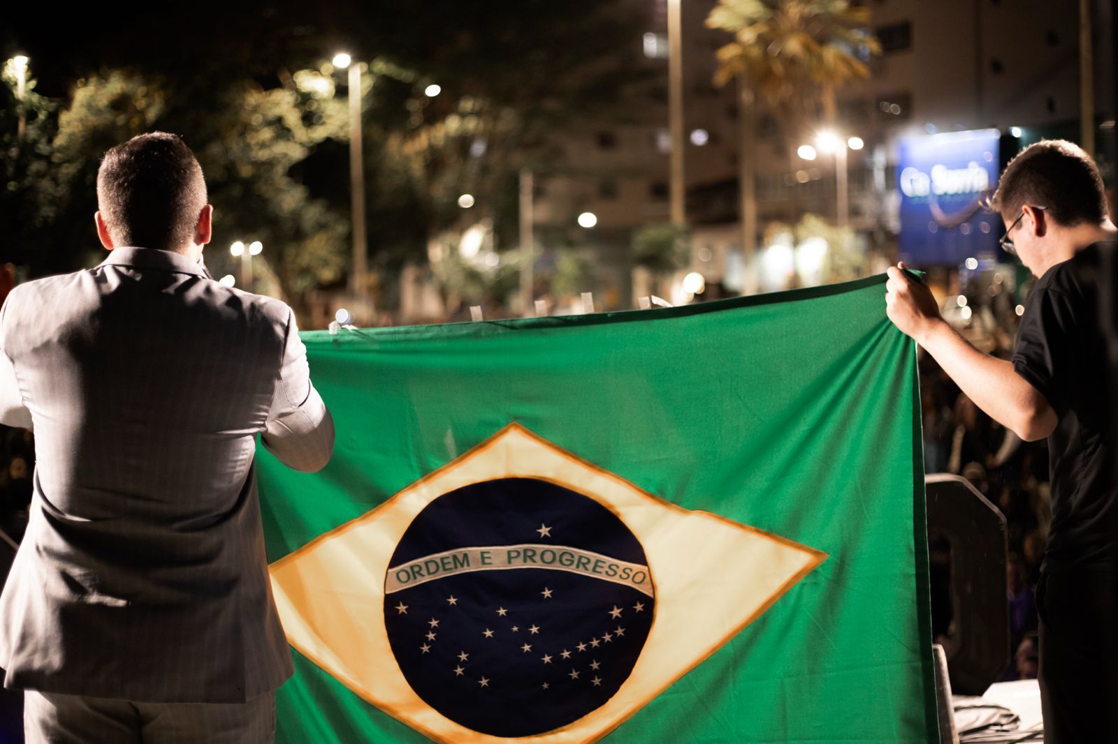 Mateus Eugênio segurando a bandeira do Brasil